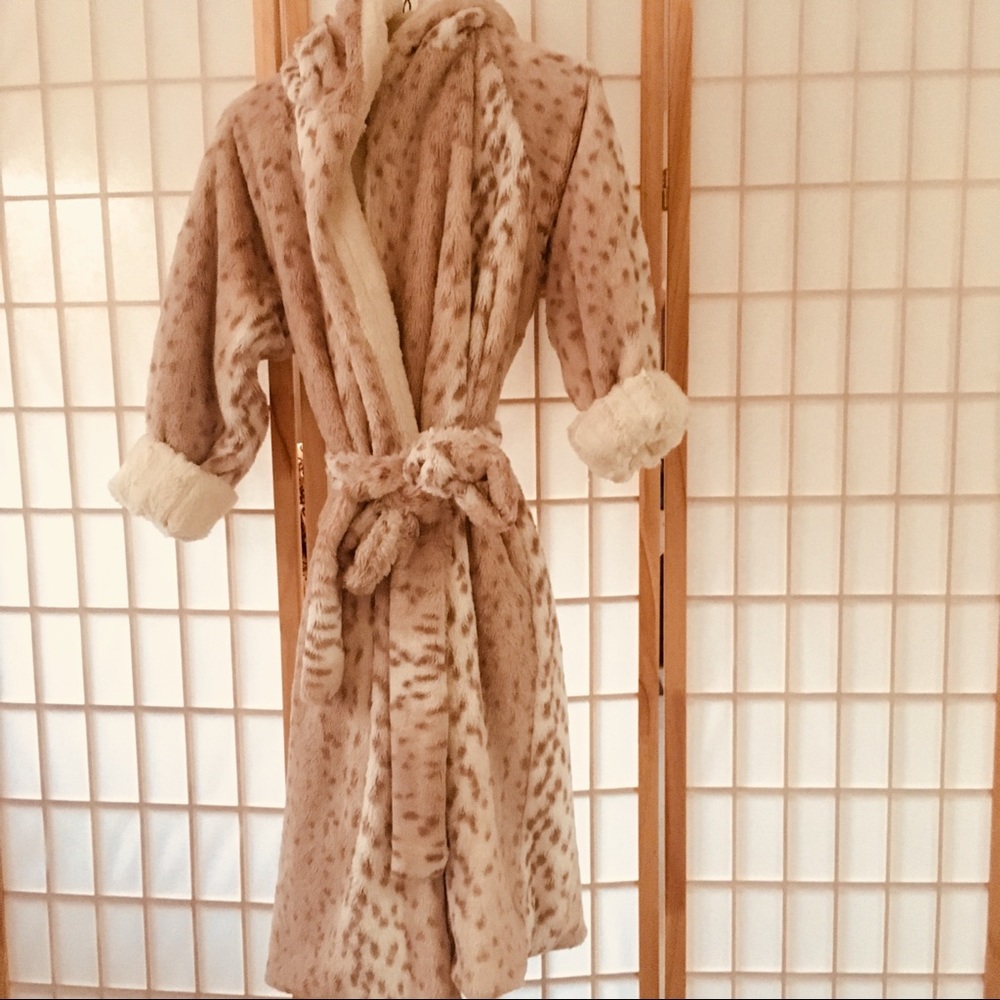 Kelly Ban Halen Snow Leopard faux fur robe